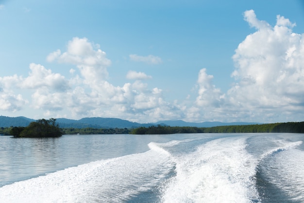 Bateau sur la rivière