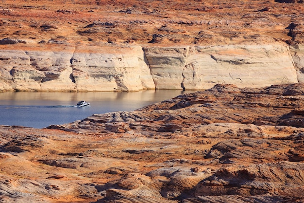 Bateau Et Rochers Au Lac Powell