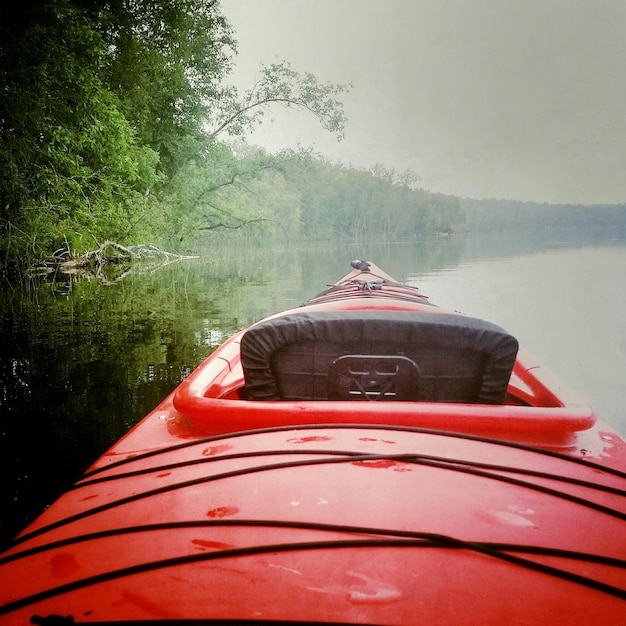 Photo bateau rouge dans la rivière