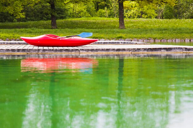 Photo un bateau rouge flottant sur le lac