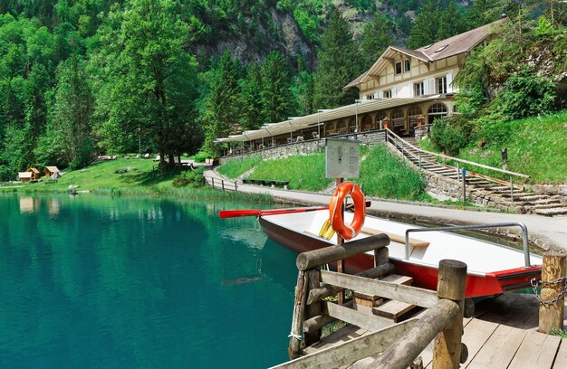 Bateau rouge sur le lac Blausee