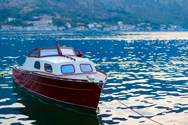 Bateau rouge pour la pêche en mer