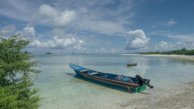 bateau s'appuyant sur la plage de sable blanc