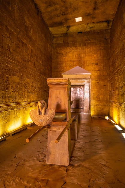 Bateau sacré à l'intérieur du temple d'Edfou dans la ville d'Edfou, Egypte. Au bord du Nil