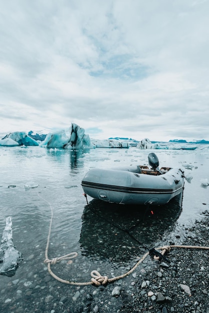 Un bateau de sauvetage sur le gros plan de glace du glacier Jokulsarlon Islande vue sur le paysage naturel Blocs de glace à partir de la lagune du glacier Jokulsarlon Parc national de Vatnajokull Islande près de la route 1 Ring Road