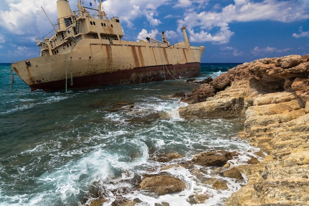 Bateau Seascape naufragé près de la côte rocheuse de la Méditerranée près de Paphos Chypre