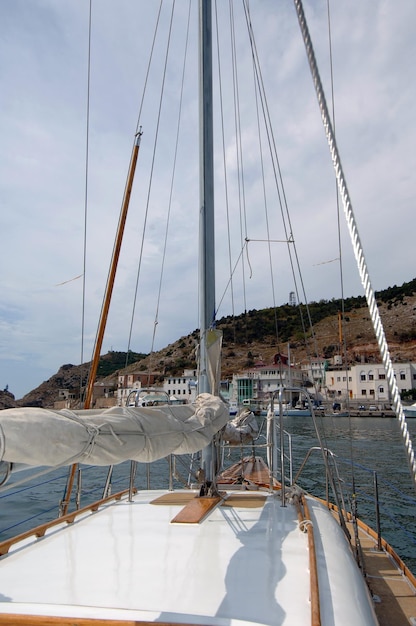 Bateau de sport ponté avec mât