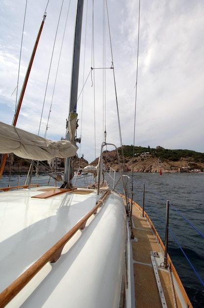 Bateau de sport ponté avec mât