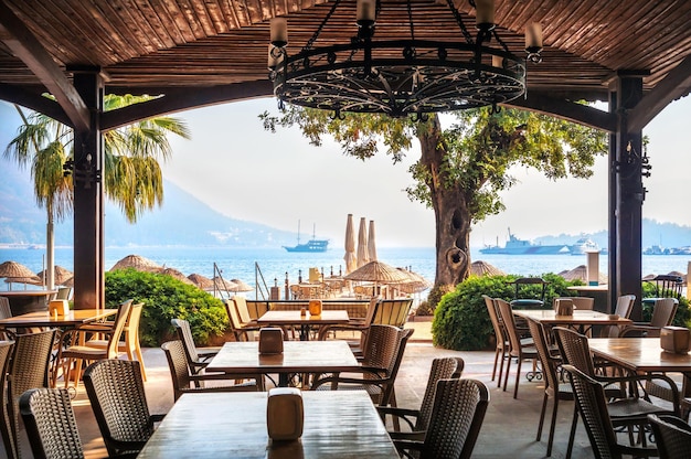 Bateau et tables de café sur la plage Marmaris Turquie