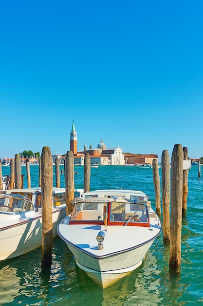 Bateau-taxi à Venise, Italie. Embarcadère avec bateau à moteur amarré. Transports en commun vénitiens