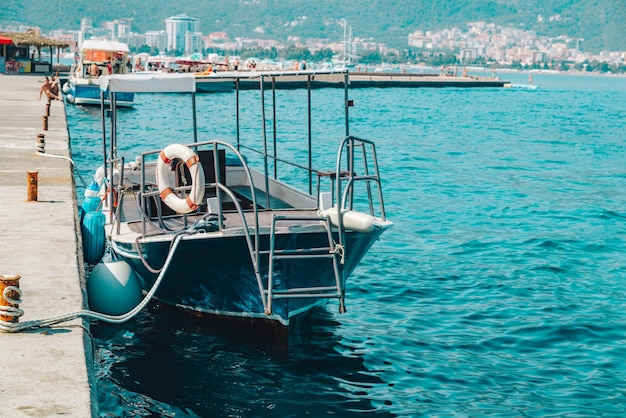 Bateau-taxi vide à quai