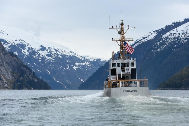 Photo un bateau avec tempra sur le côté