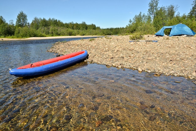 Bateau et tente sur la rivière du Nord