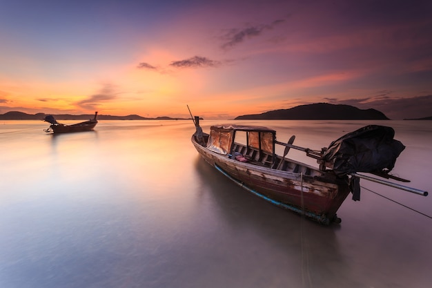 Bateau thaï traditionnel à longue queue et beau lever de soleil à la mer à Phuket, en Thaïlande