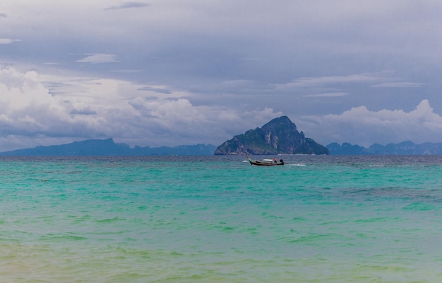 Bateau thaïlandais dans la mer