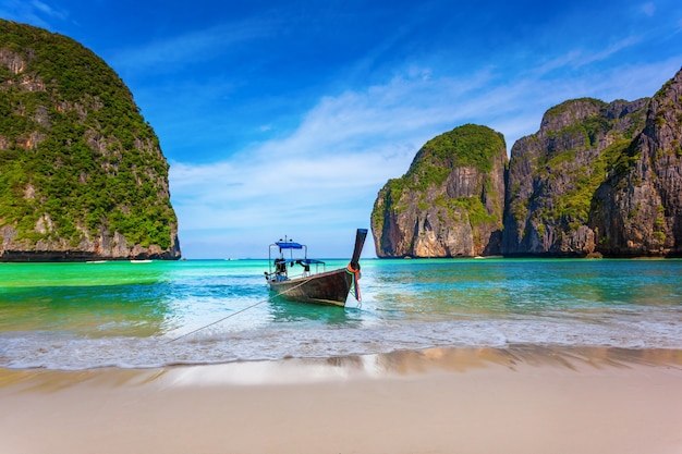 Bateau thaïlandais sur le rivage de l'île