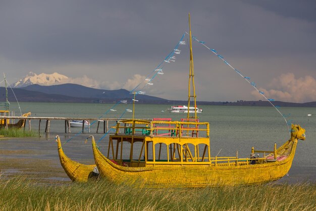 Photo un bateau à titicaca