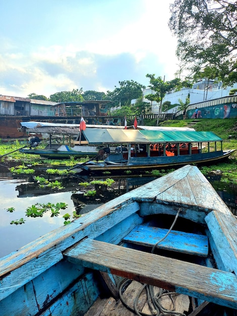 Photo un bateau avec un toit vert est attaché à son côté