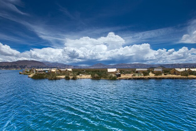 Bateau Totora sur le lac Titicaca près de Puno Pérou
