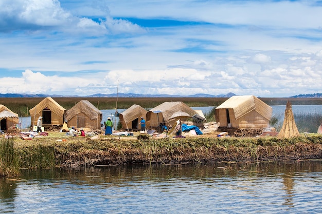 Bateau Totora sur le lac Titicaca près de Puno Pérou