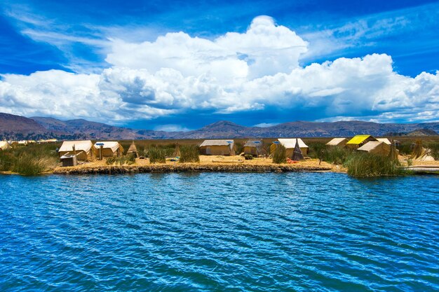 Bateau Totora sur le lac Titicaca près de Puno Pérou