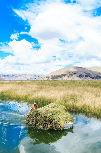 Photo bateau totora sur le lac titicaca près de puno pérou