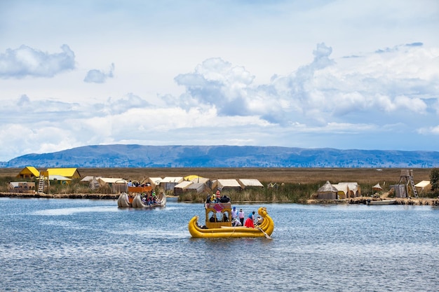 Photo bateau totora sur le lac titicaca près de puno pérou