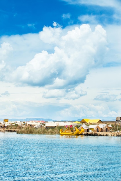 Photo bateau totora sur le lac titicaca près de puno pérou