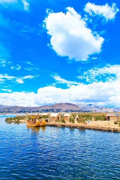 Photo bateau totora sur le lac titicaca près de puno pérou