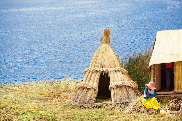 Bateau Totora sur le lac Titicaca près de Puno Pérou