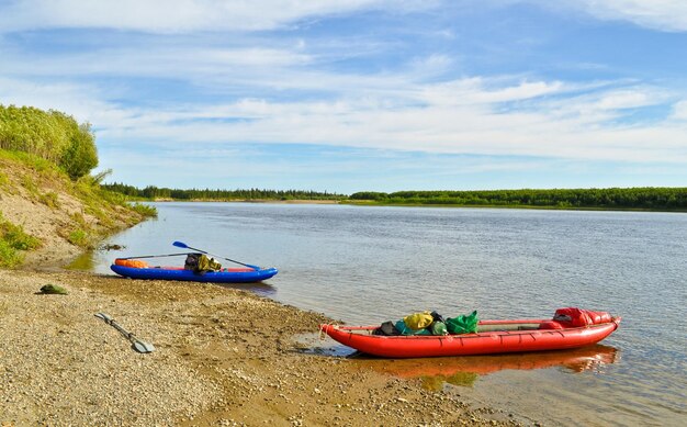 Bateau de tourisme au bord de la rivière