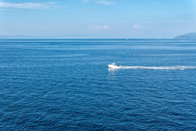 Bateau de tourisme blanc en pleine mer.