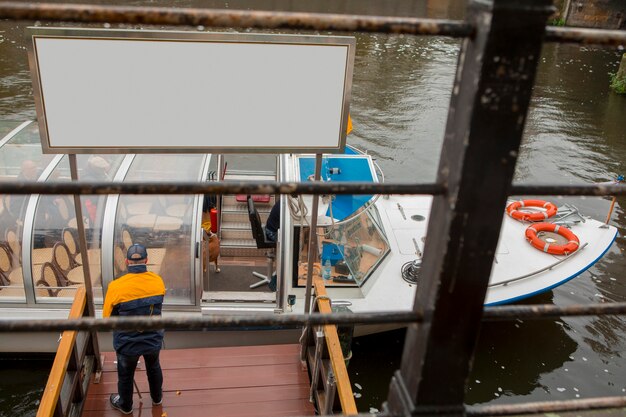 Bateau de tourisme dans le canal sur l'île aux musées, Berlin, Allemagne