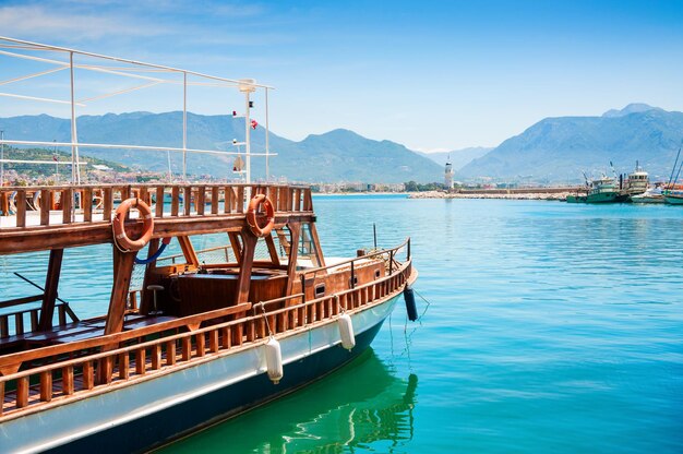 Bateau de tourisme dans le port d'Alanya, Turquie. Belle vue sur mer et montagnes