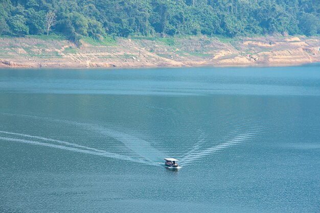 Le bateau de tourisme sur l&#39;eau