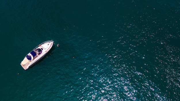 Bateau de tourisme sur l'île de Phuket en Thaïlande