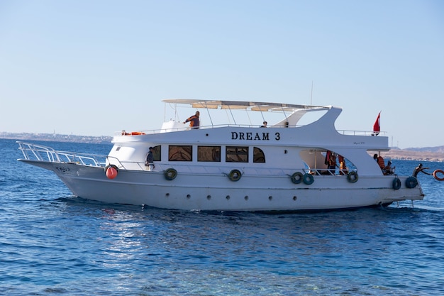 Bateau de tourisme de plaisance avec des passagers utilisés pour la plongée dans la mer rouge