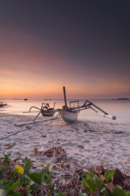 Photo bateau traditionnel d'indonésie