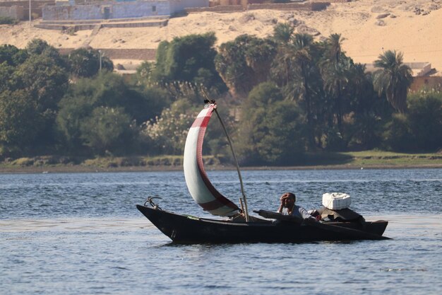 Bateau traditionnel local naviguant sur le Nil à Assouan, Egypte