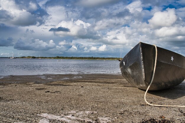 Un bateau traditionnel sur le sable. Marée basse