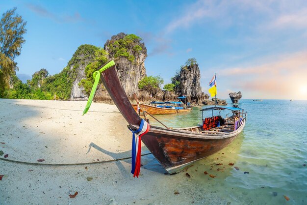 Bateau traditionnel thaïlandais coloré en bois à longue queue et belle plage de sable en Thaïlande