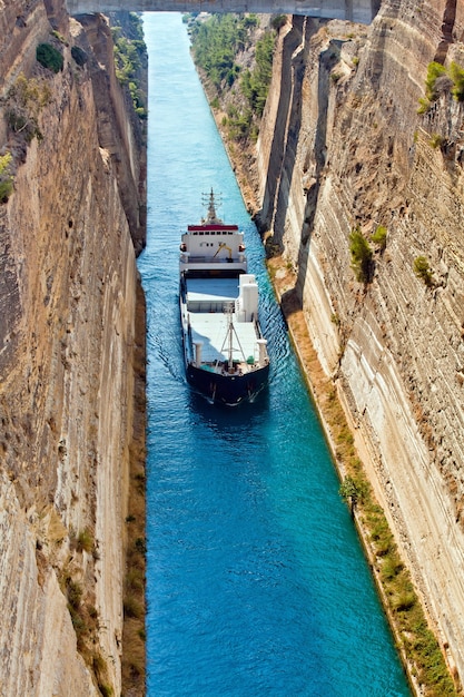 Photo le bateau traversant le canal de corinthe en grèce, près d'athènes