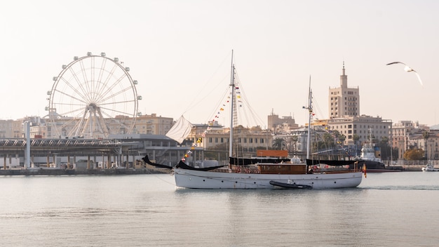 Bateau traversant le port de Malaga avec la grande roue en arrière-plan