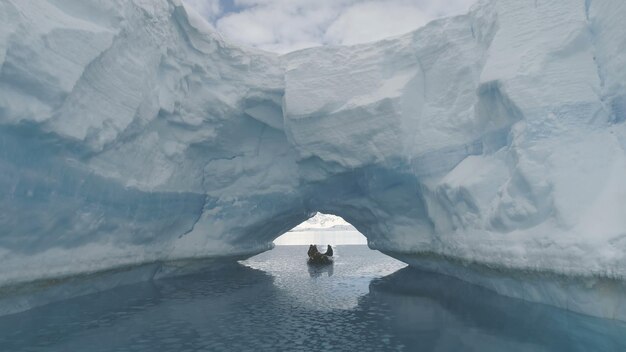 Photo un bateau traverse l'arc d'iceberg de l'antarctique