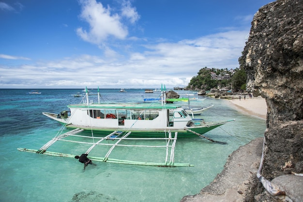 Bateau typique sur la plage de Boracay, Philippines