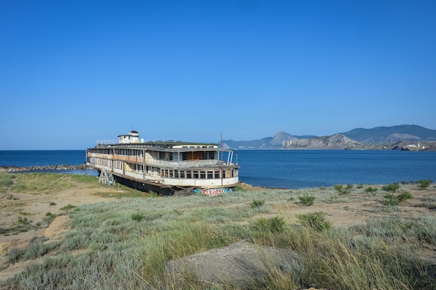 Bateau à vapeur abandonné échoué vieux bateau à vapeur de croisière rouillé squelette navire échoué