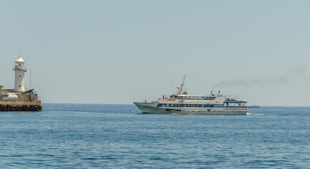 Bateau à vapeur blanc en mer en été.