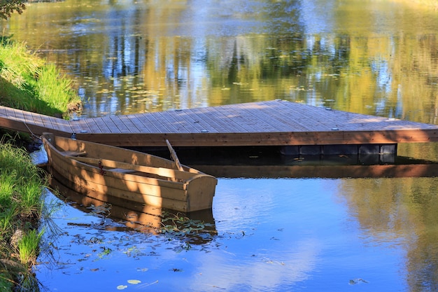 bateau vide dans l'étang à la jetée