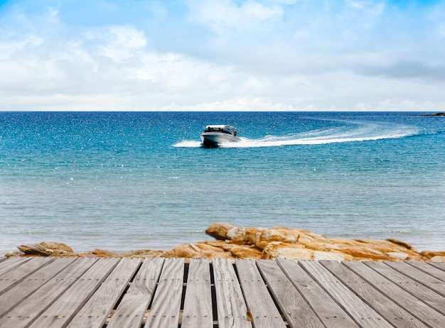 Photo bateau de vitesse dans la mer tropicale. liberté fraîche. jour de l'aventure. turquoise clair à la plage tropicale.