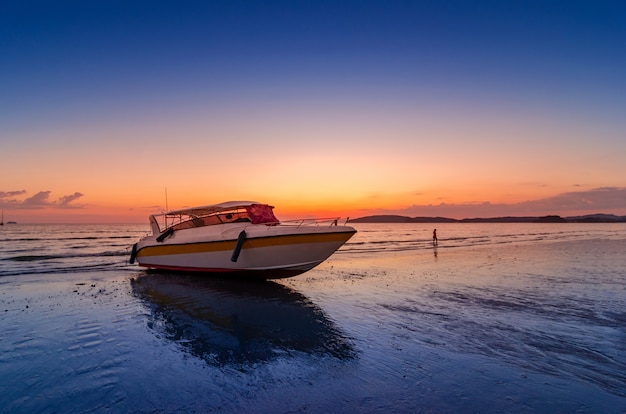 Bateau de vitesse de mer de soirée soir nuageux à Ao Nang Krabi Thaïlande